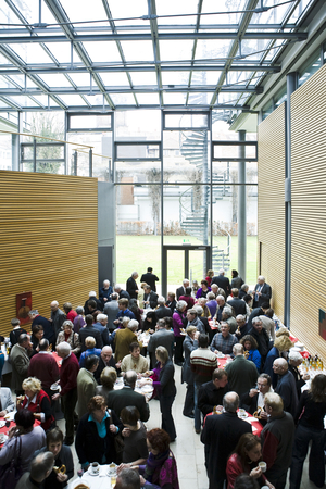 Menschen stehen im Foyer